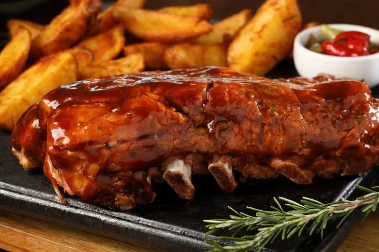 Costela ao barbecue com batata rústica