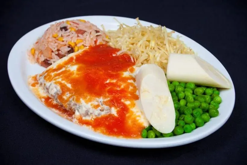 Filé à Fazendeiro com molhos, arroz, palmito e ervilha