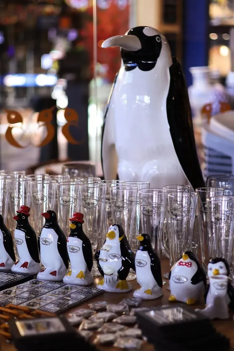 Taças e os pinguins de porcelana que são marca da casa
